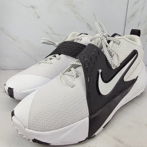 Nike Team‎ Hustle D12 Basketball Shoes White Black Athletic Sneakers New SZ 7Y
